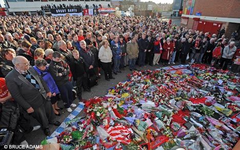 Fans mengenang tragedi Munich yang terjadi 59 tahun silam. Copyright: © Daily Mail